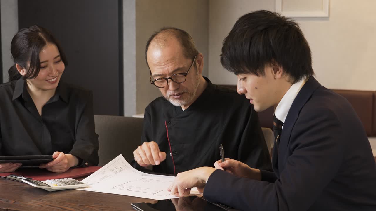 레스토랑을 리모델링하는 것에 대해 생각하는 사업주
