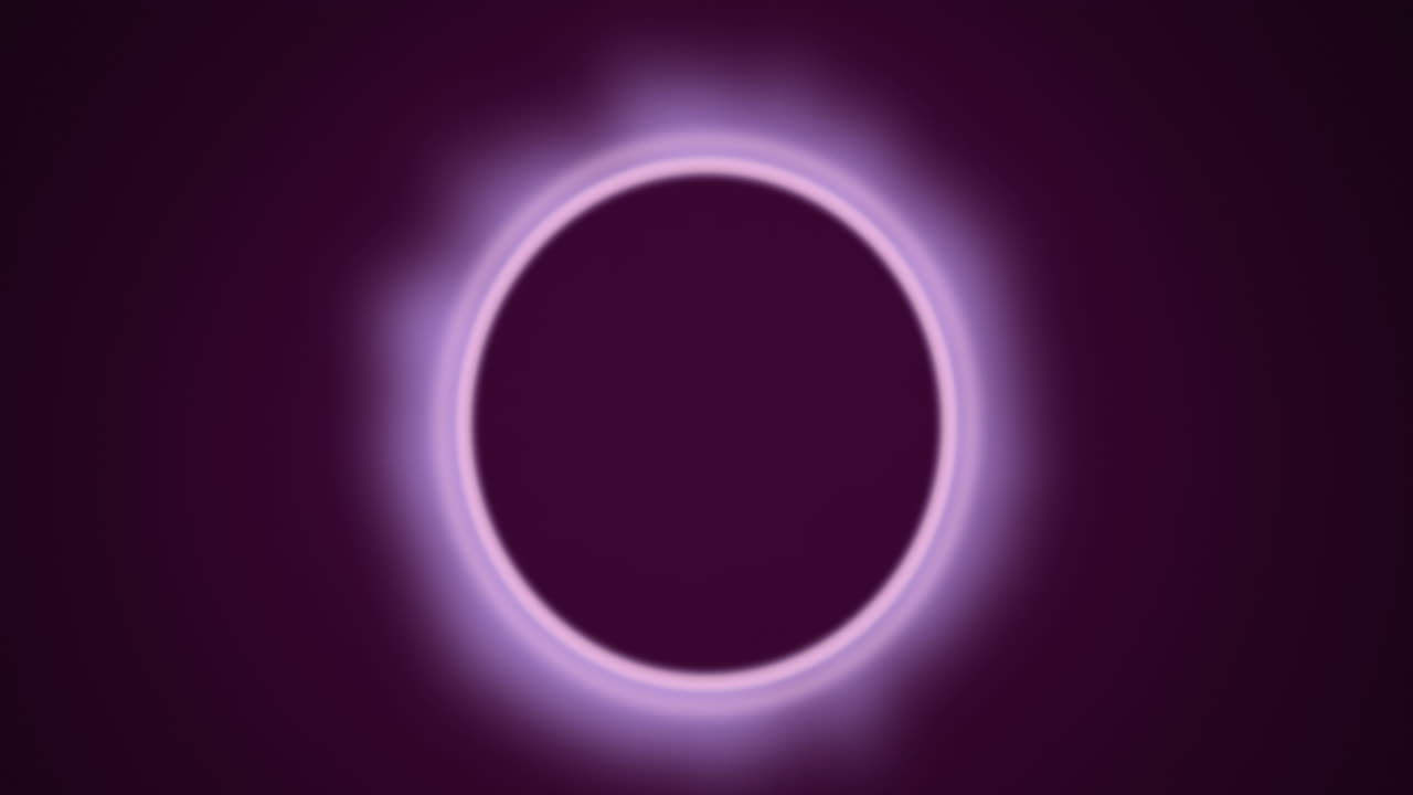 animación de un anillo rosado con un halo en llamas sobre un fondo púrpura oscuro