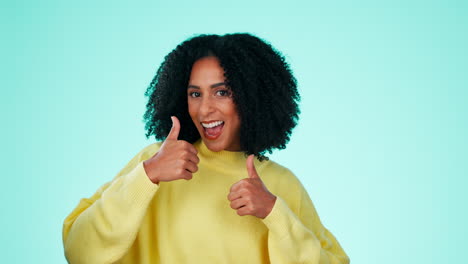 Pulgares-Arriba,-Sonrisa-Y-Rostro-De-Mujer-Negra-En-Azul.