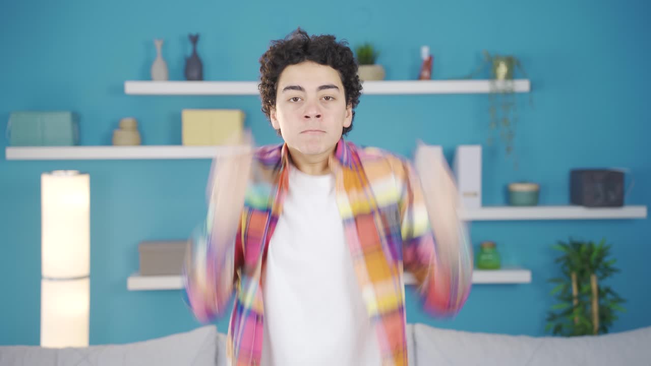 카메라를 바라보는 젊은 남자는 좌절하고 화가 납니다.