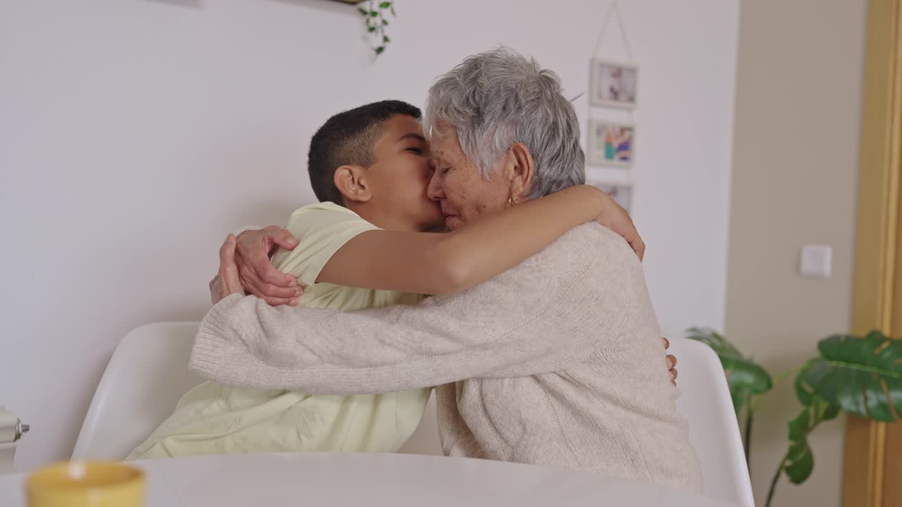 Nonna e nipote felici che si abbracciano con affetto