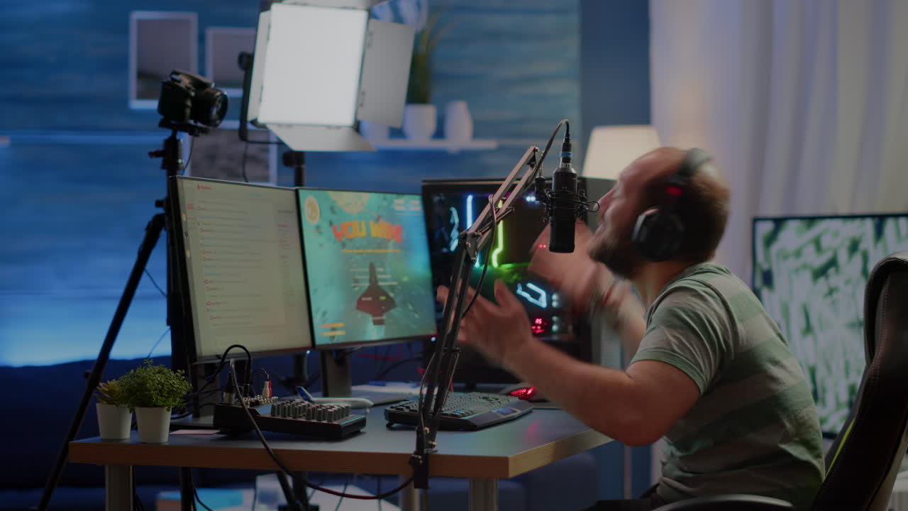 hombre de streamer feliz ganando la competencia en línea de disparos espaciales