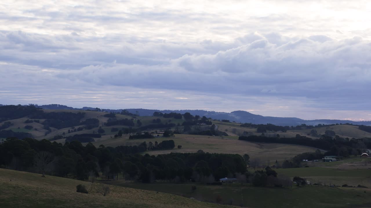 progresión del cambio de la luz del día a la puesta del sol en el paisaje rural