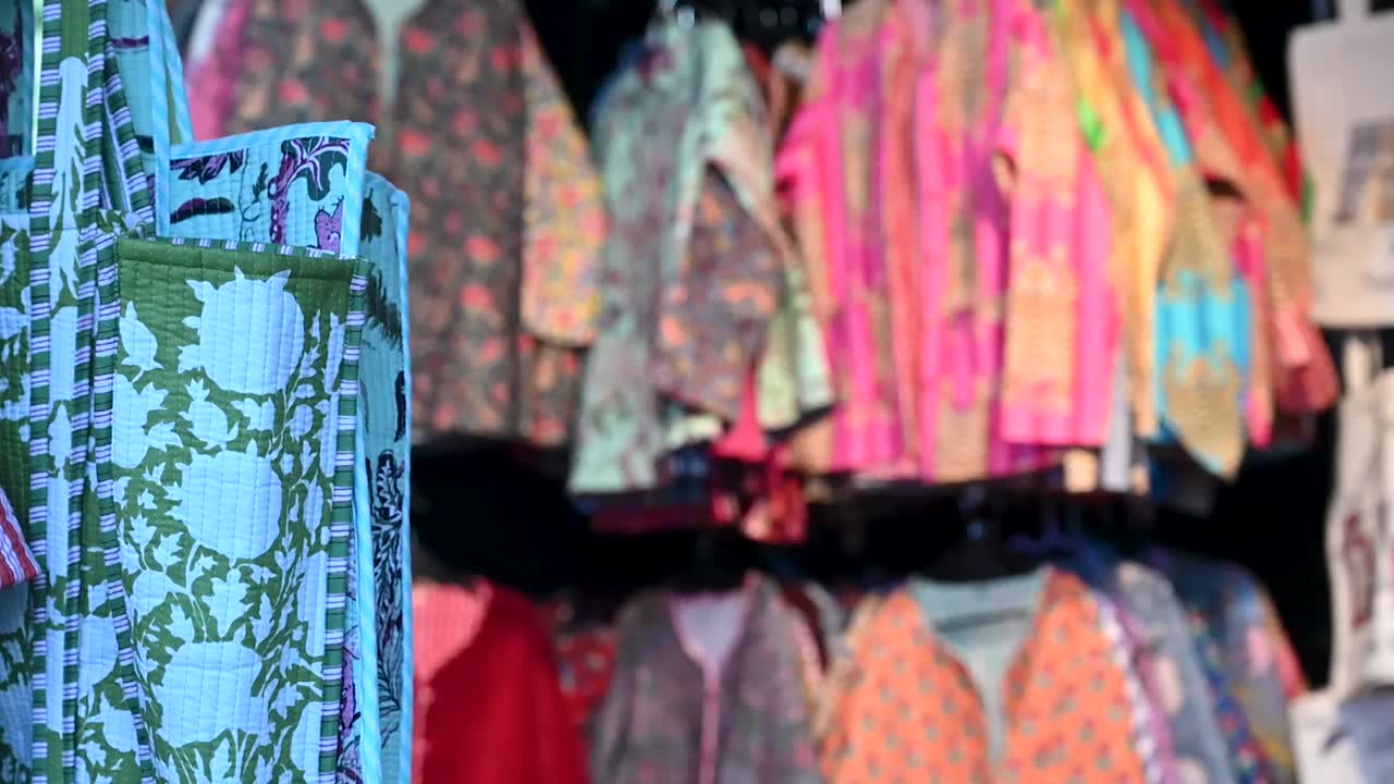 런던, 영국 타워 브리지 근처에서 판매되는 크리스마스 옷