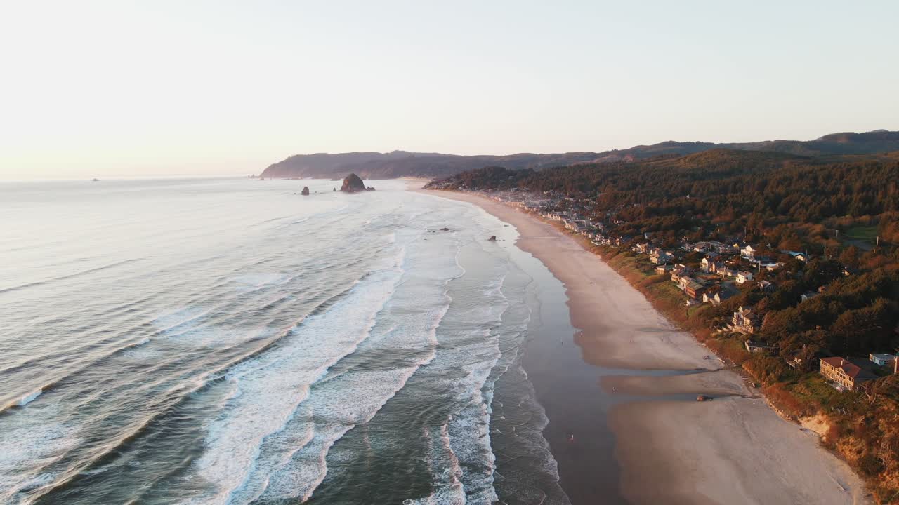 tiro de drone al atardecer de la playa