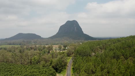 Exuberante-Vegetación-Verde-Y-Pintorescas-Colinas-En-Las-Montañas-De-La-Casa-De-Cristal-En-La-Región-De-La-Costa-Del-Sol,-Queensland,-Australia---Toma-Aérea