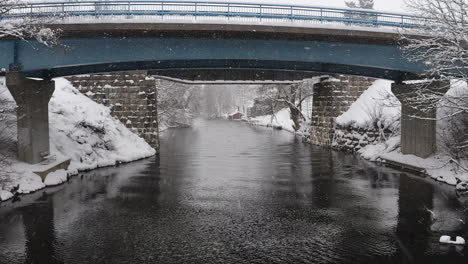 瑞典一座雪覆盖的桥梁的无人机拍摄