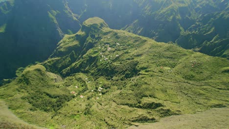 法國la réunion島的cirque de maffate火山口的無人機降落到小村莊的房子