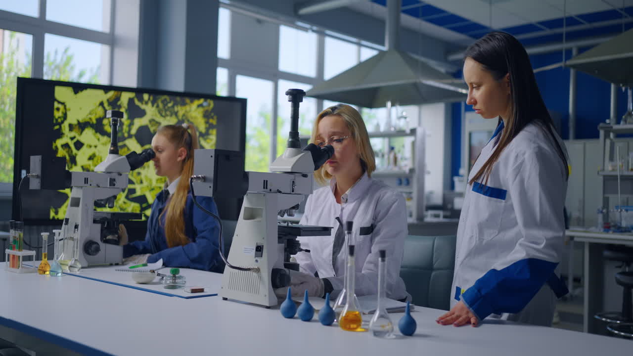 студенты проводят эксперименты в научной лаборатории