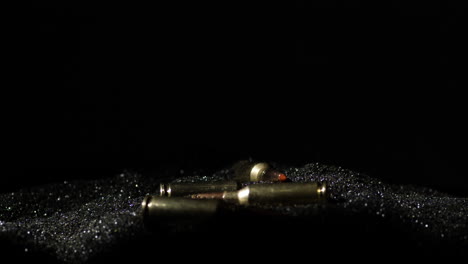 cartucho de rifle avanzado de 6 mm con punta roja cayendo en un montón de pólvora