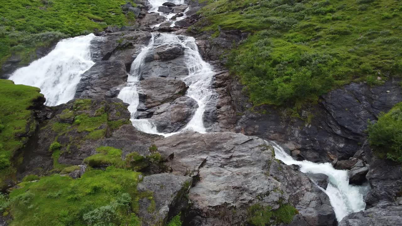 antena siguiendo la cascada sendefossen montaña arriba y pasando por la carretera rv13 que conduce a la montaña vikafjellet - hermoso paisaje entre voss y sogn en el oeste de noruega