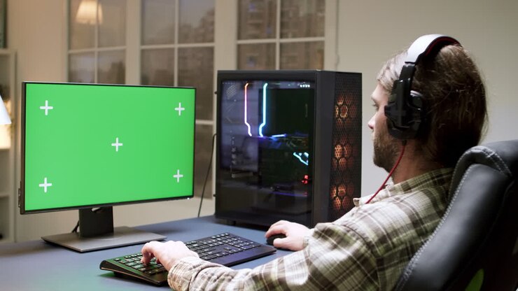 Mand, der gamer med en grøn skærm
