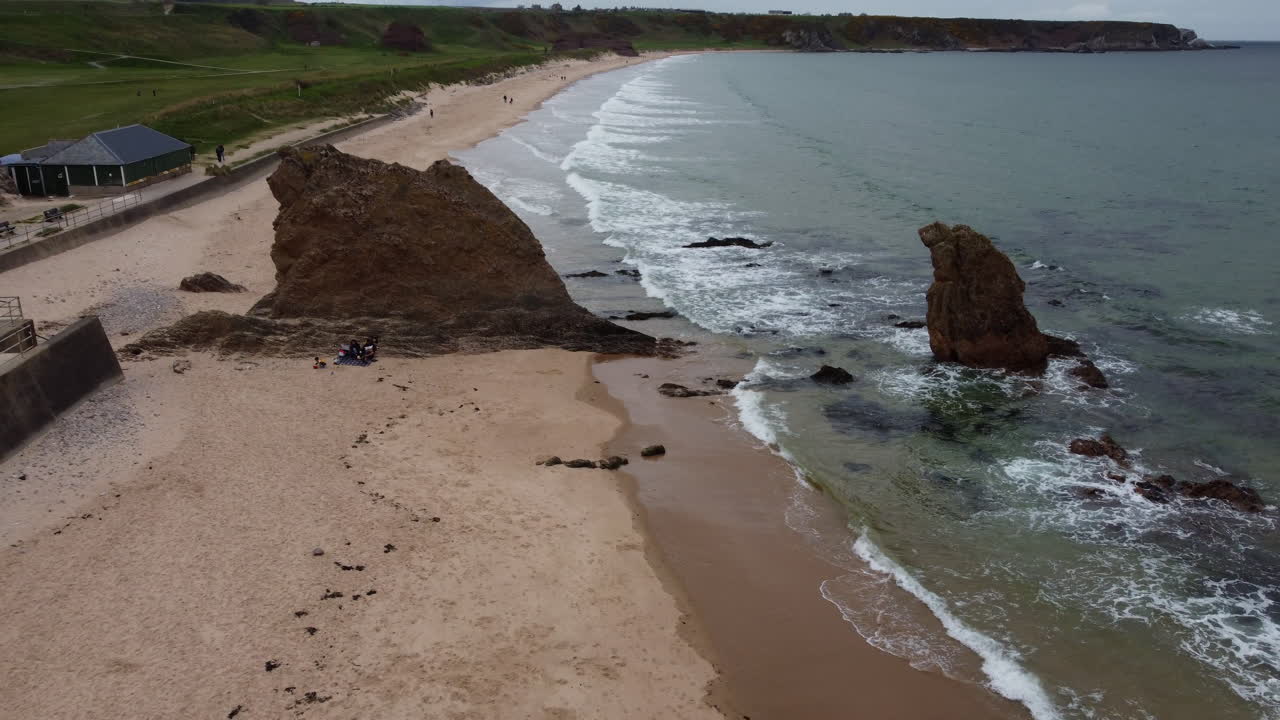 explorando la impresionante playa de cullen en escocia desde el aire en un video aéreo