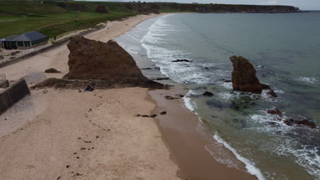 Explorando-La-Impresionante-Playa-De-Cullen-En-Escocia-Desde-El-Aire-En-Un-Video-Aéreo-De-Archivo