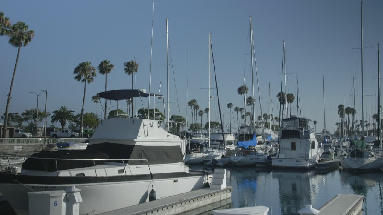 Movimento di tilt verso l'alto in una marina della California