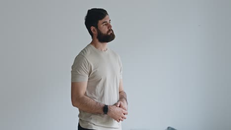 hombre con camiseta beige