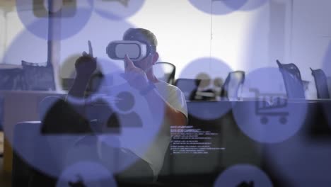 animación de procesamiento de datos e iconos de redes sociales sobre hombre caucásico con auriculares vr
