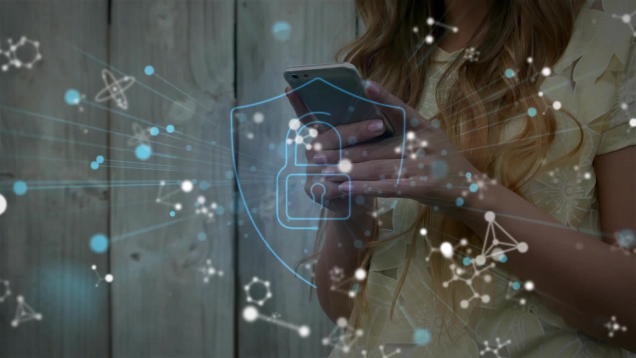 Donna che tocca lo smartphone vicino a una recinzione di assi, disegnando nodi in un'animazione di lucchetto di sicurezza pulsante.