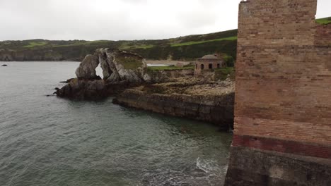 Porth-Wen-Vista-Aérea-Abandonada-Fábrica-De-Ladrillos-Industriales-Victorianos-Permanece-En-La-Costa-Erosionada-De-Anglesey