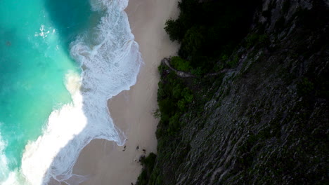 Vista-Aérea-De-La-Playa-De-Kelingking-Con-Olas-Rompientes-En-Nusa-Penida,-Bali,-Indonesia