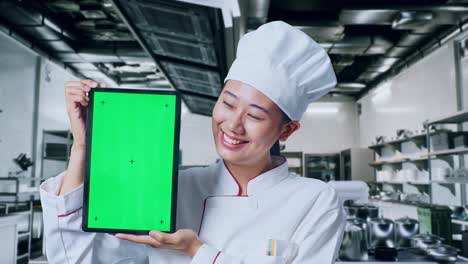chef sosteniendo una tableta con pantalla verde