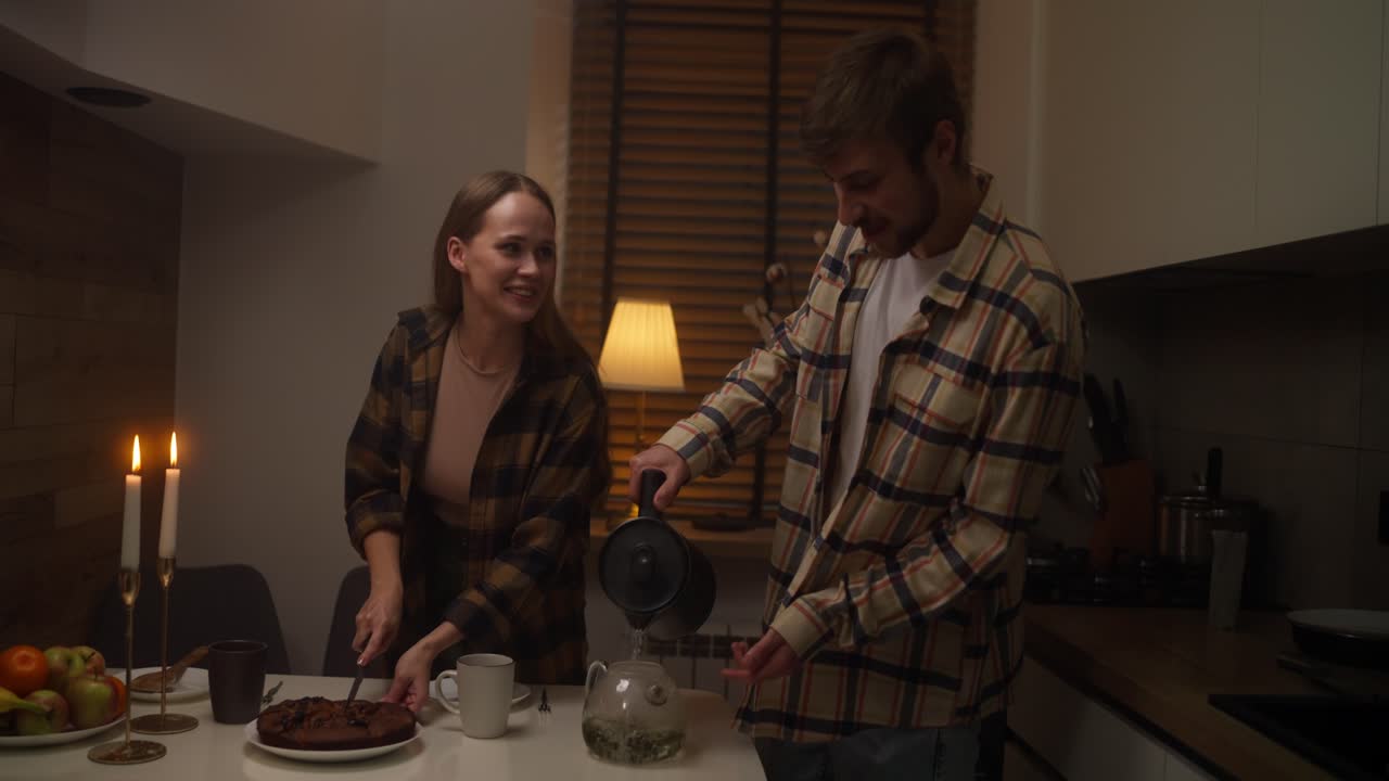 пара наслаждается уютным вечером дома