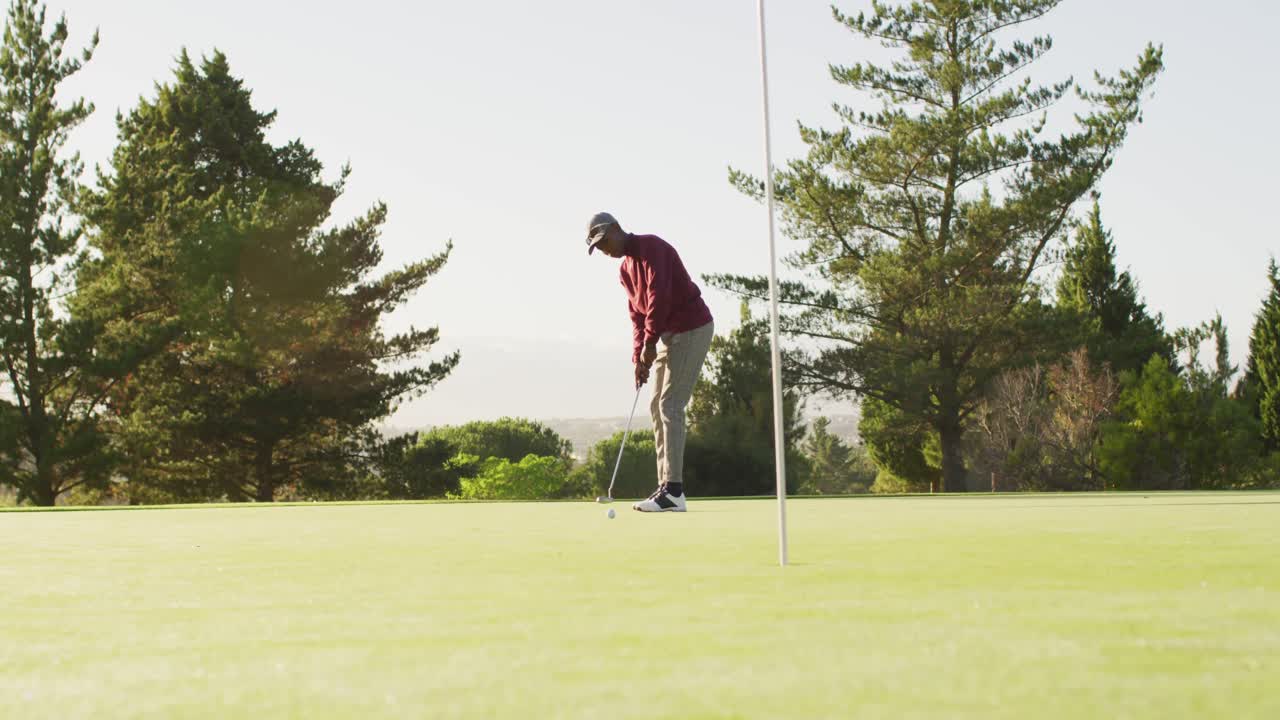 Video di uomo afroamericano che gioca a golf su un campo da golf