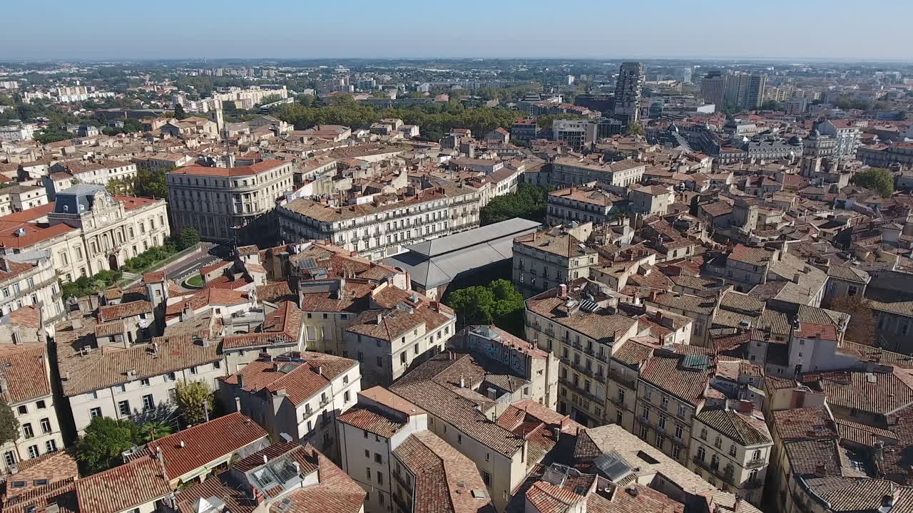 Centro città di Montpellier, Ecusson, volo aereo sopra i tetti.