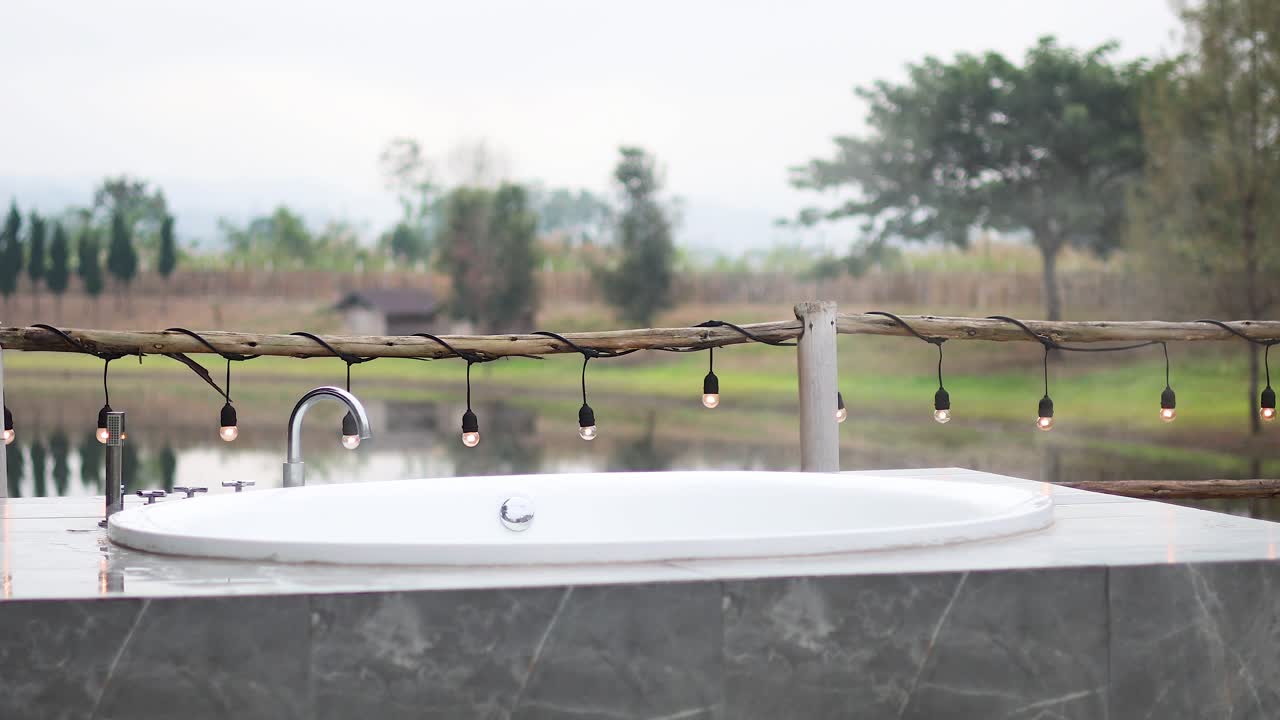 물 은 원형 의 분수 에서 부드럽게 흐른다