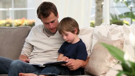 un hombre leyendo un libro para su hijo