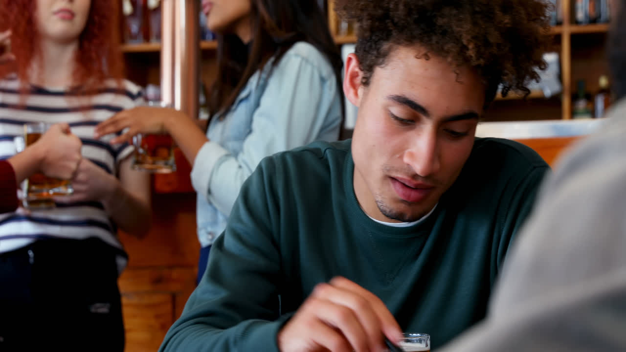 amigos jugando al ajedrez en el bar 4k