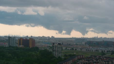 Timelapse-Del-Tráfico-De-La-Ciudad-Y-Los-Aviones-Que-Despegan-Y-Aterrizan-En-Toronto,-Canadá