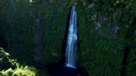 Zoom-Aéreo-De-Drones-A-La-Cascada-De-Tocoihue,-Cascada-En-El-Verde-Paisaje-Húmedo-De-Chiloé-Lugar-De-Viaje-De-La-Patagonia-Chilena