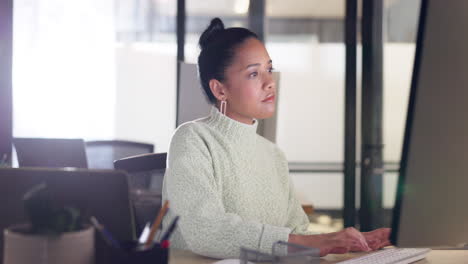 Computadora,-Tecnología-O-Mujer-De-Negocios-De-Inicio