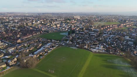 Die-Winteransicht-Aus-Der-Drohnenperspektive-Erfasst-Die-Typische-Britische-Städtische-Wohnsiedlung-Des-Dewsbury-Moore-Council-Estate-Mit-Reihenhäusern-Aus-Rotem-Backstein-Und-Dem-Industriellen-Yorkshire