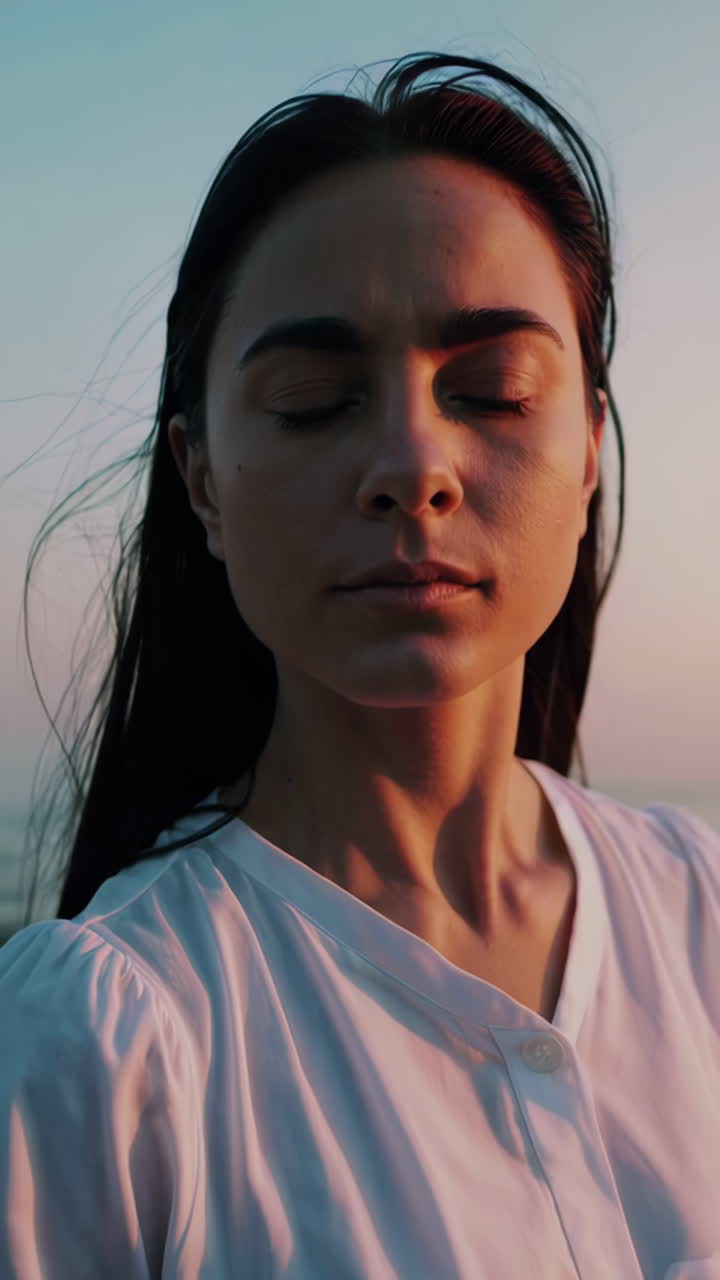 mujer caminando por la playa al atardecer