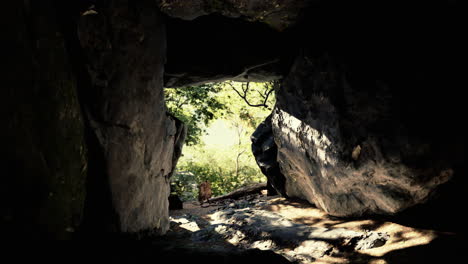 Aufnahme-Aus-Einer-Kleinen-Höhle-Mit-Blick-Nach-Draußen