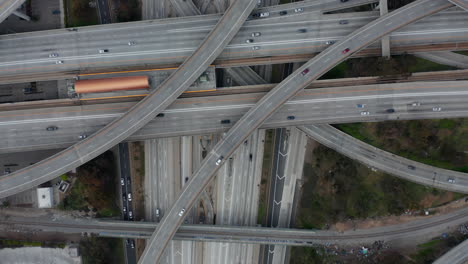 Antena:-Toma-Aérea-Lenta-Y-Aérea-De-La-Autopista-Judge-Pregerson-Que-Muestra-Múltiples-Caminos,-Puentes,-Viaductos-Con-Poco-Tráfico-De-Automóviles-En-Los-Ángeles,-California,-En-Un-Hermoso-Día-Soleado