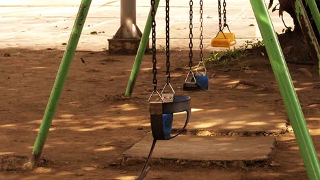 conjunto de columpios para niños en una antigua zona de juegos dentro de una subdivisión suburbana residencial en la ciudad de mandaue, filipinas