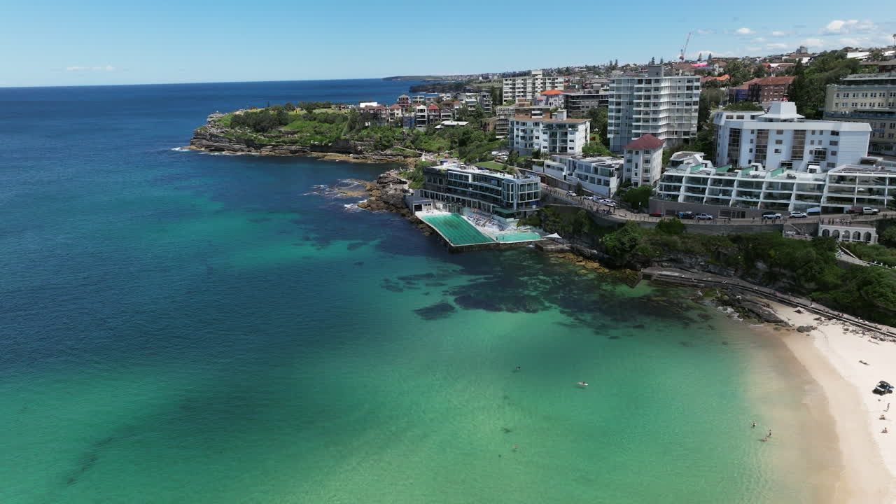 본다이, 시드니, 호주의 유명한 해안가 빙산 수영장
