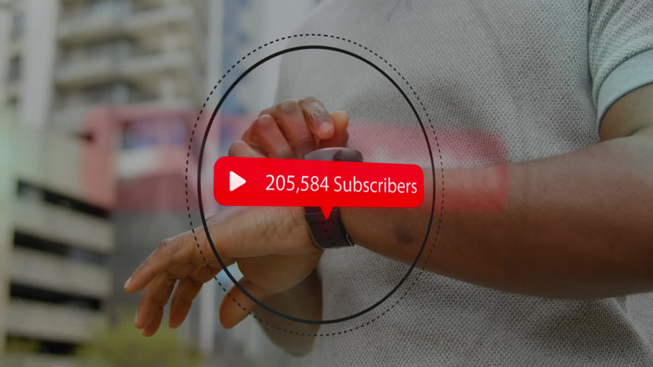 burbuja de discurso con suscriptores texto con números crecientes contra el hombre usando reloj inteligente