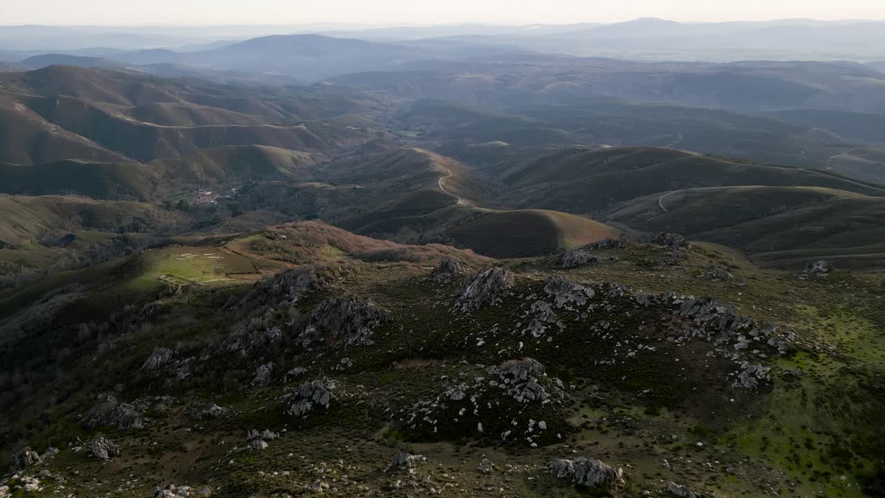 dolly panorámica aérea sobre la sierra de san mamede ourense españa con fuertes sombras pronunciadas