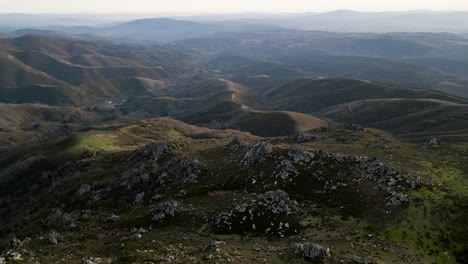 Luftbild-Panorama-Dolly-über-Sierra-De-San-Mamede,-Orense,-Spanien-Mit-Ausgeprägten-Starken-Schatten