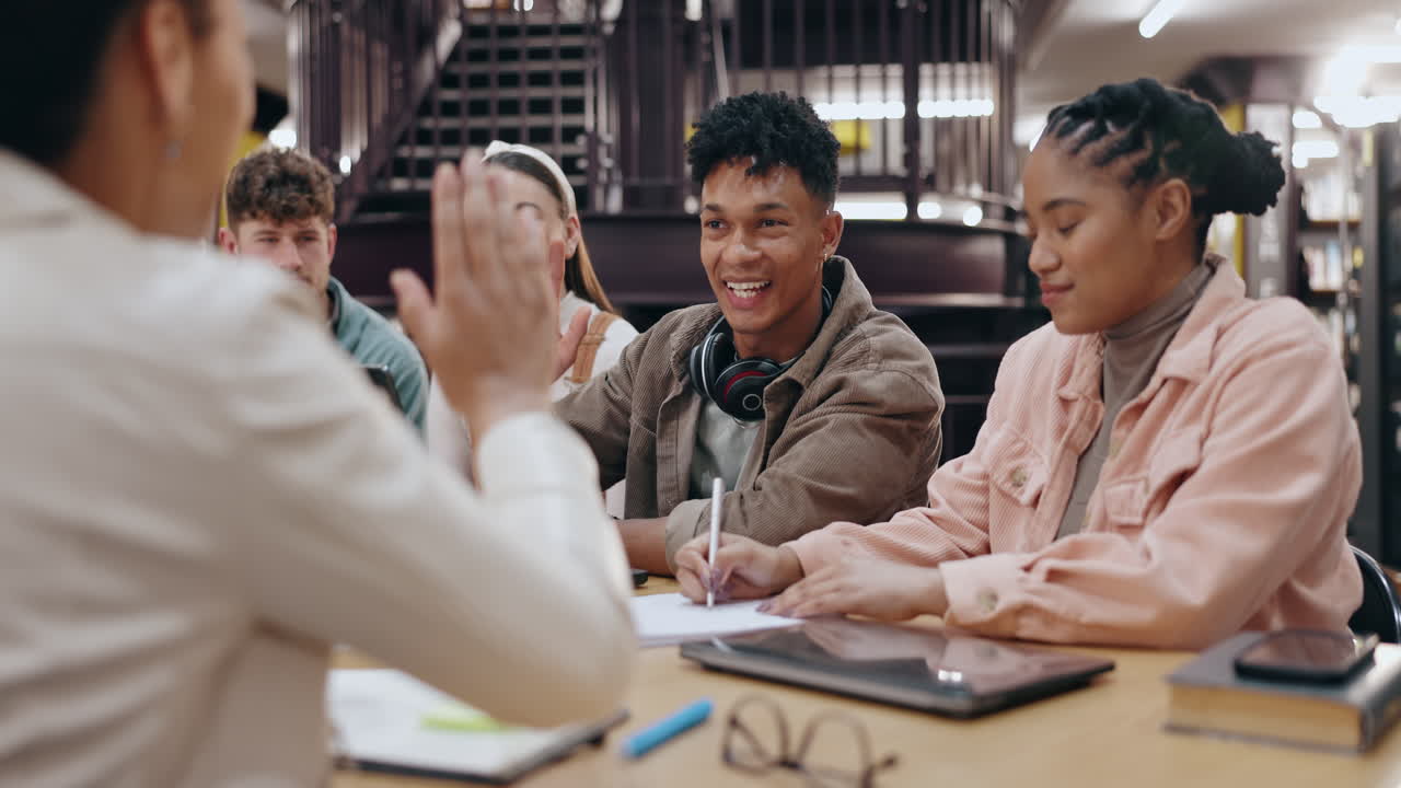 도서관에서 협력하는 학생들
