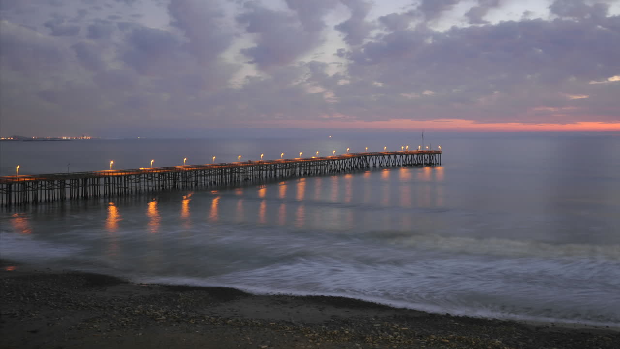 ночной таймлапс облаков и волн на историческом пирсе сан-буэнавентура в вентуре, калифорния