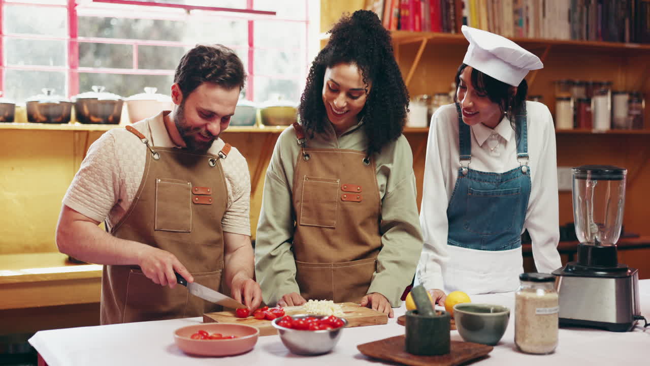 Tre persone che cucinano in una cucina