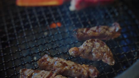 일본식 야키니쿠 그릴, 와기우, 그리고 그릴에 있는 채소 요리 4k