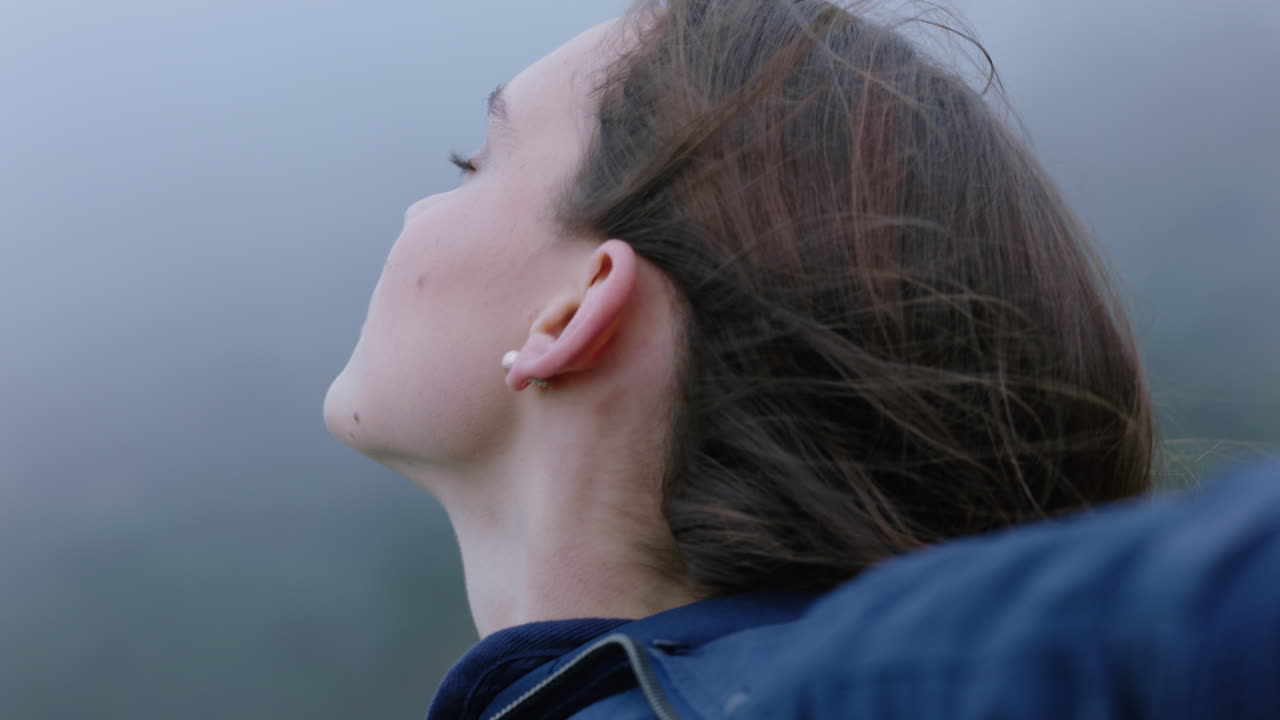 retrato de una hermosa mujer sonriendo disfrutando de un tranquilo campo explorando la libertad en vacaciones aventura de viaje con el viento soplando el cabello