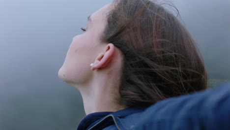 retrato de una hermosa mujer sonriendo disfrutando de un tranquilo campo explorando la libertad en vacaciones aventura de viaje con el viento soplando el cabello