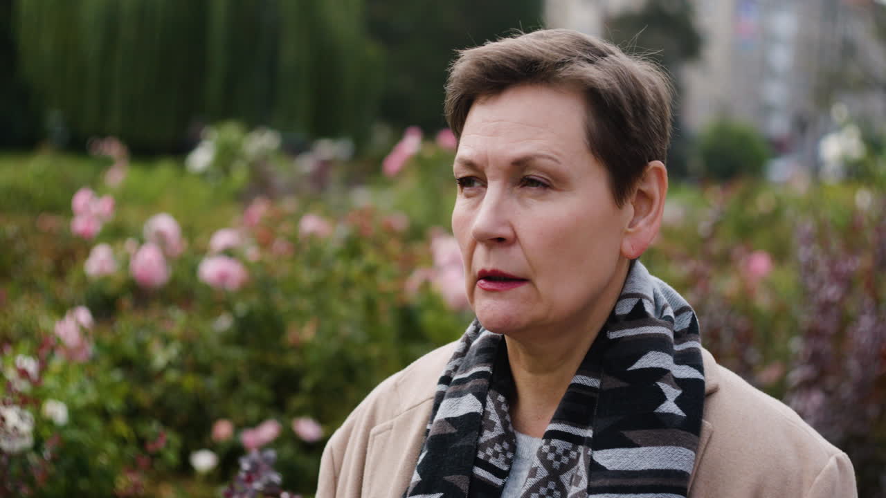 거리 한가운데에서 눈물로 고군분투하는 여자